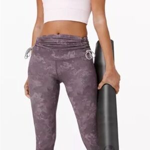 lululemon athletica Hug your Core SHR Tight 28"